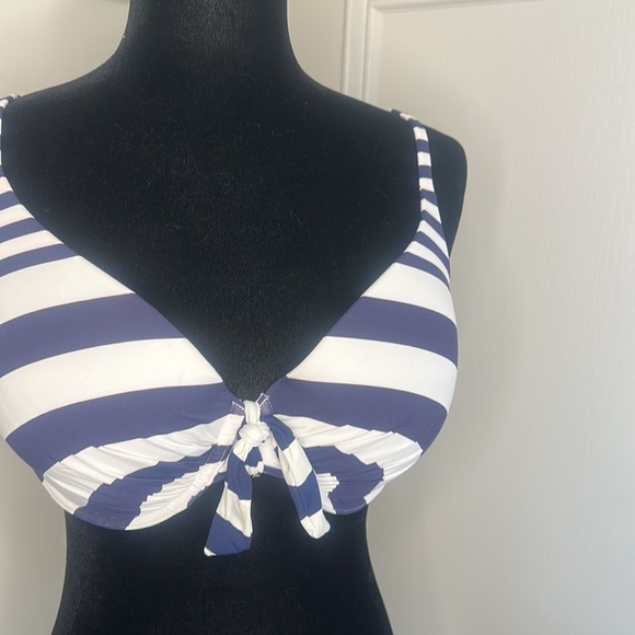 Three bikini tops - Picture 2 of 11